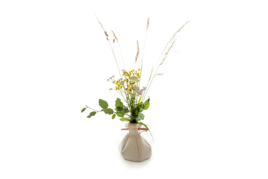 Vilten urn met bloemenhouder